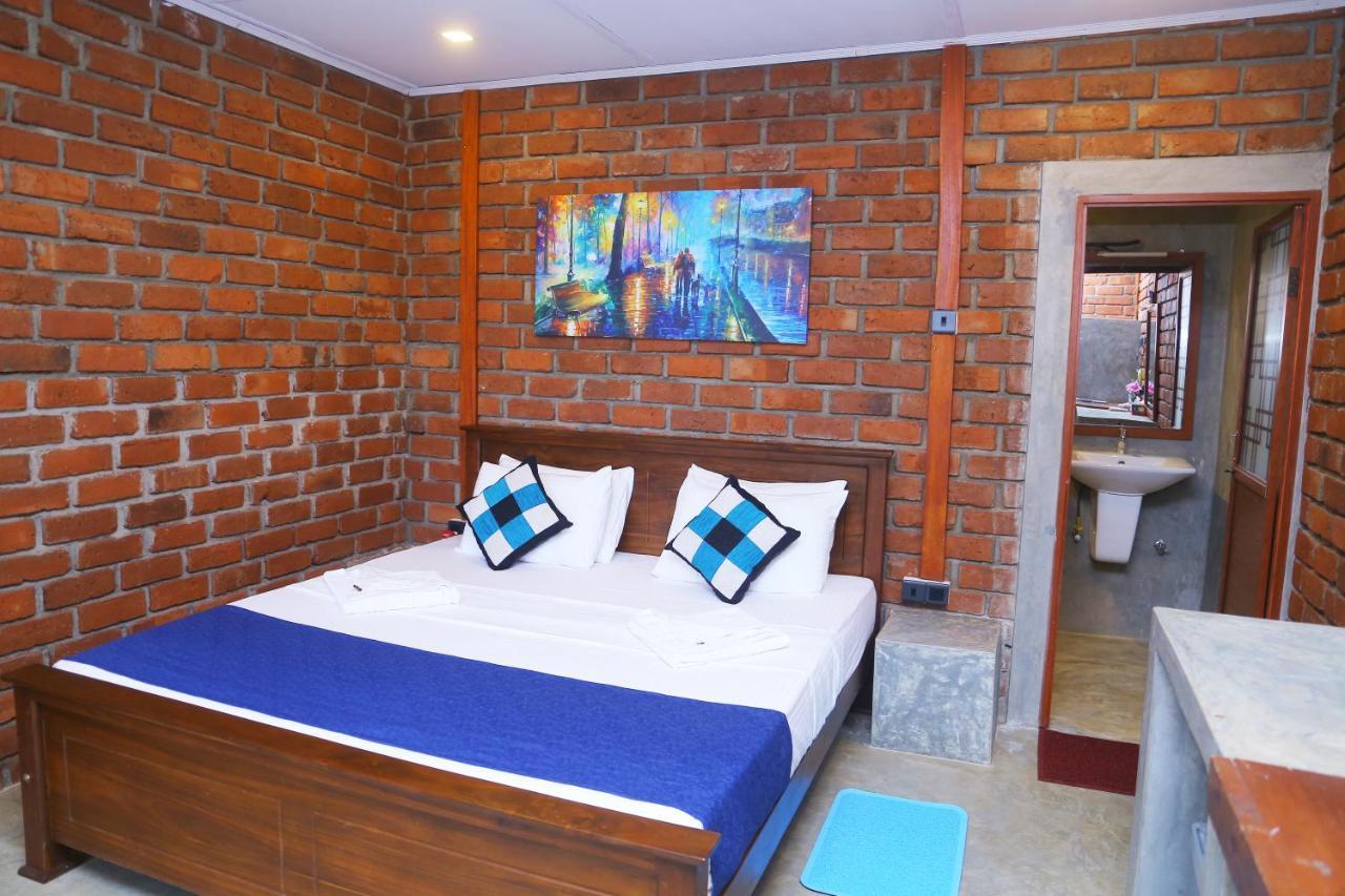 Hotel Click Hiriketiya à Dikwella Extérieur photo