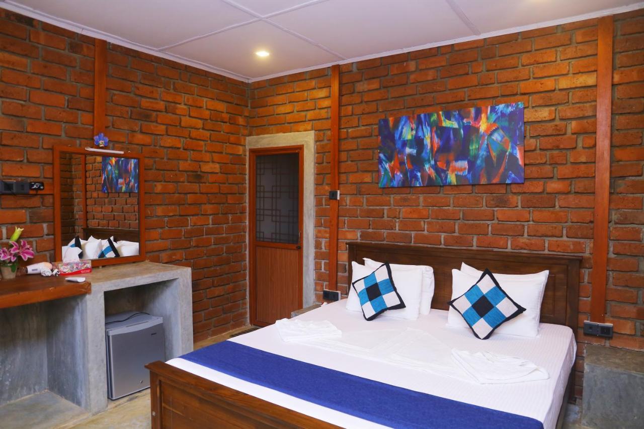 Hotel Click Hiriketiya à Dikwella Extérieur photo