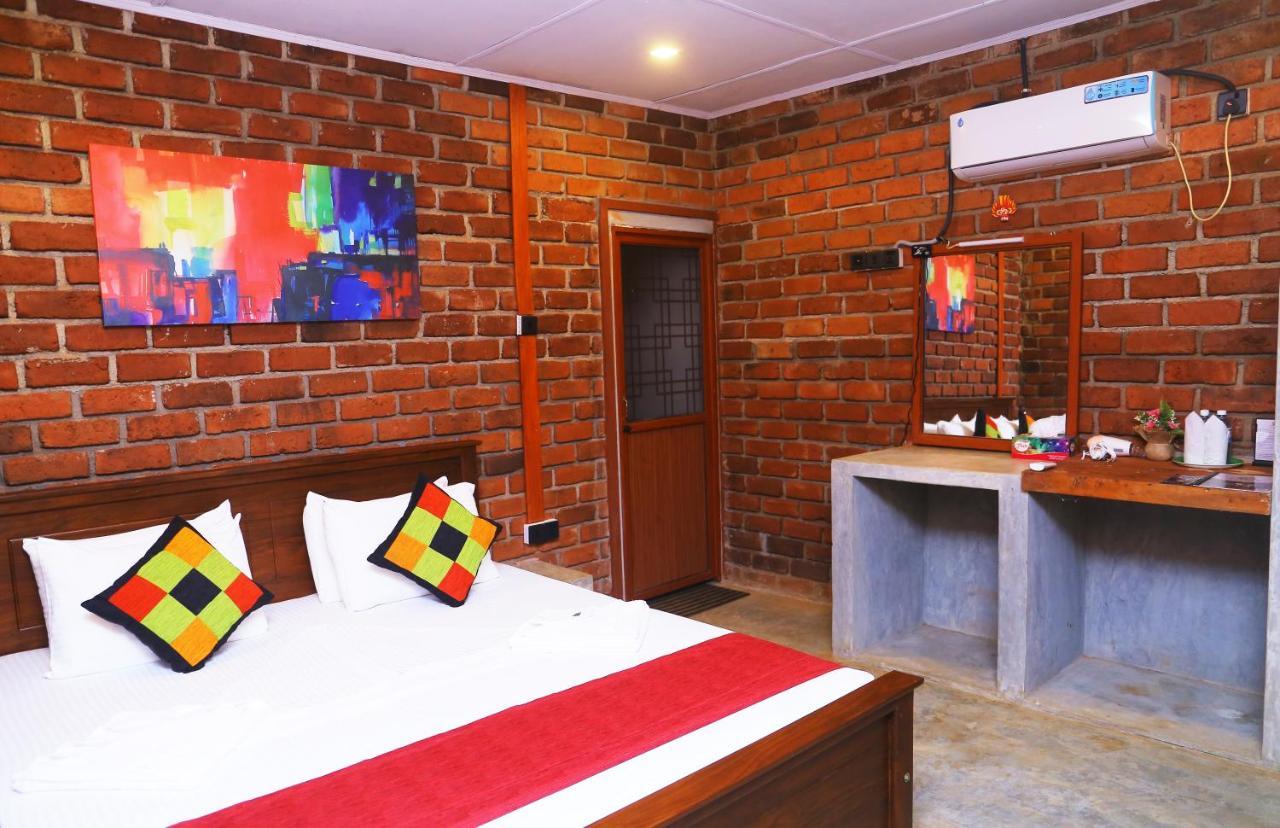 Hotel Click Hiriketiya à Dikwella Extérieur photo