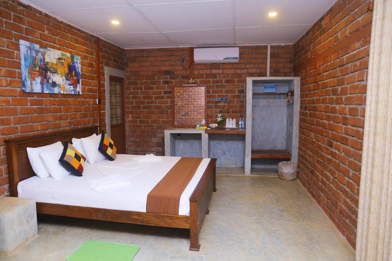 Hotel Click Hiriketiya à Dikwella Extérieur photo