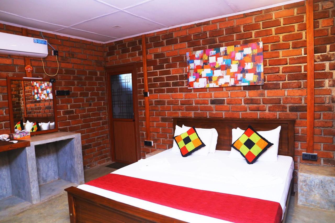 Hotel Click Hiriketiya à Dikwella Extérieur photo