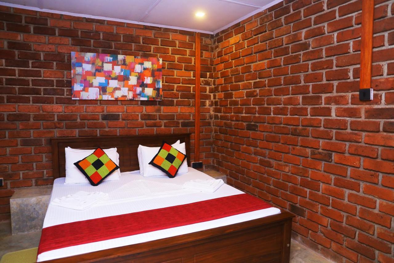 Hotel Click Hiriketiya à Dikwella Extérieur photo
