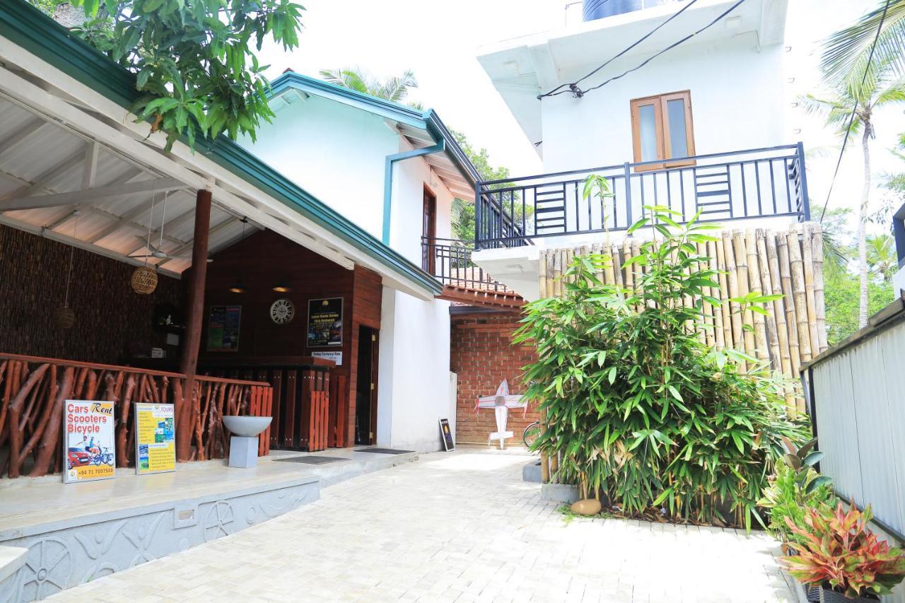 Hotel Click Hiriketiya à Dikwella Extérieur photo