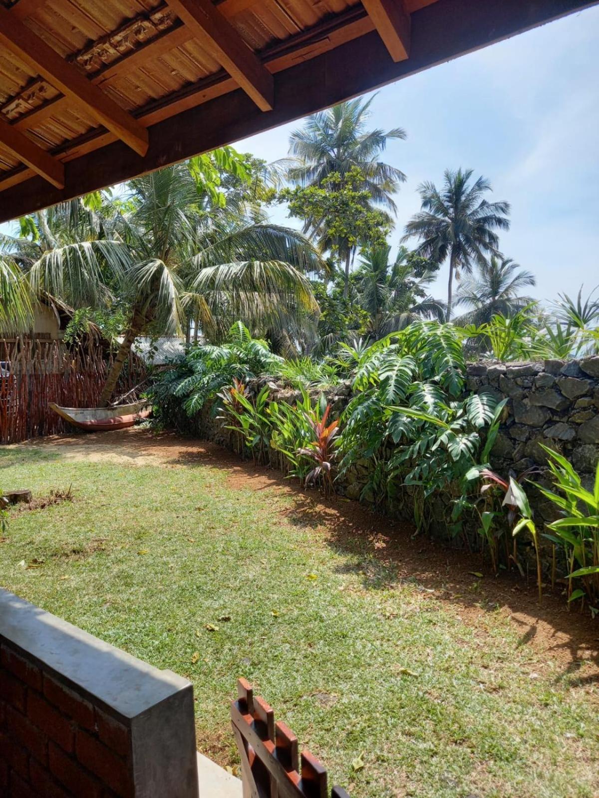 Hotel Click Hiriketiya à Dikwella Extérieur photo