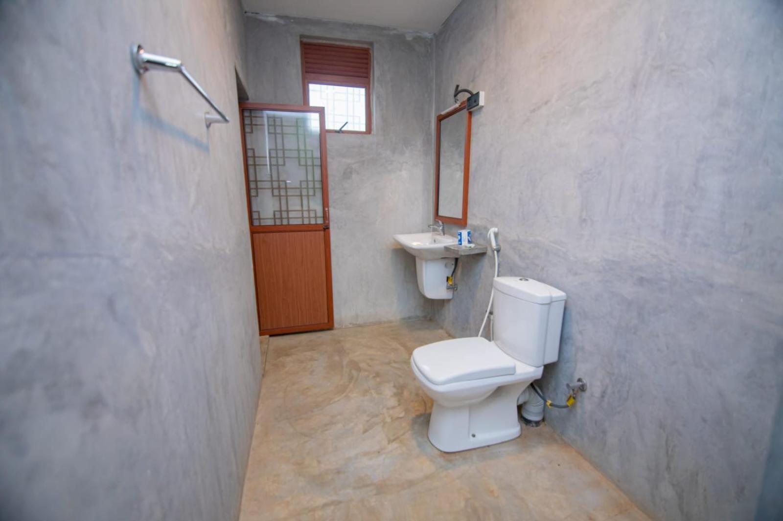 Hotel Click Hiriketiya à Dikwella Extérieur photo